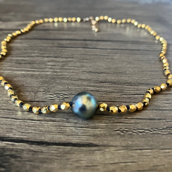 Vintage gold tone faceted beads and gray faux pearl baroque necklace - Picture 2 of 6